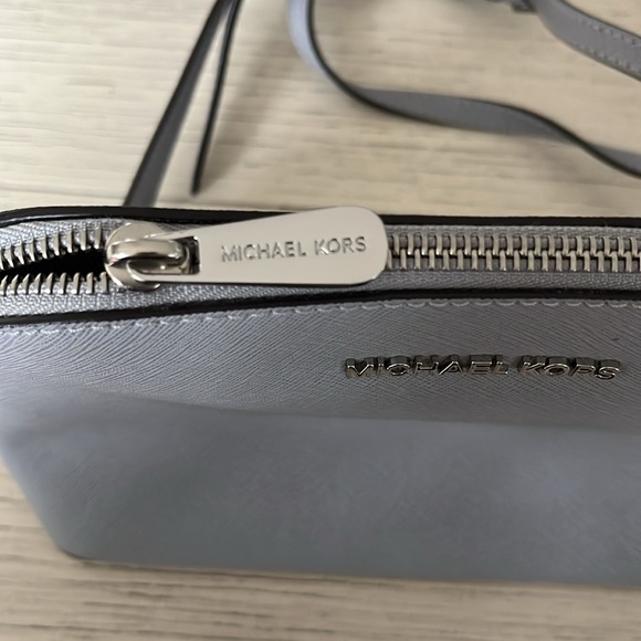 Michael Kors Brand New women’s bag. Superb condition. Lt. grey w/2 interior pkts - Picture 5 of 9